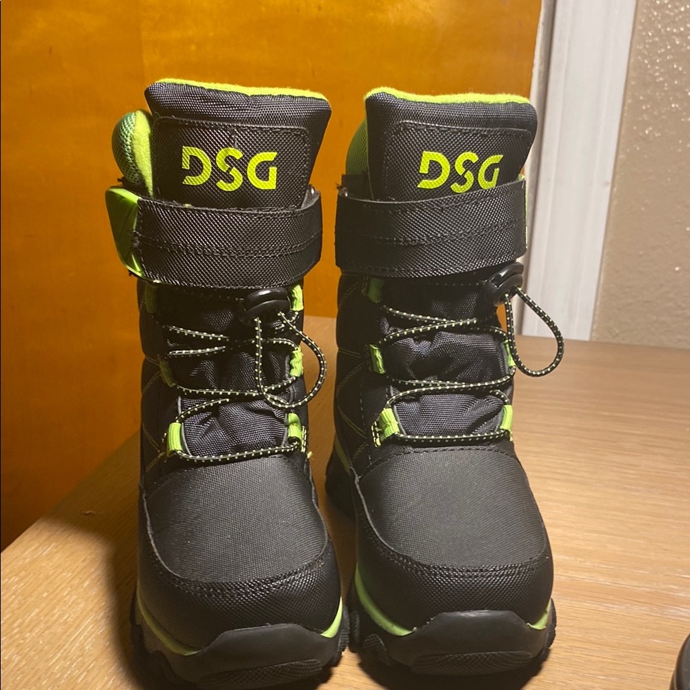 DSG Black and Green Rain & Snow Boots with Water-Resistant Design